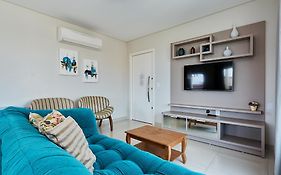 983 Apartamento de cobertura com vista para o mar com 02 suítes e 02 garagens na praia do centro de Bombinhas